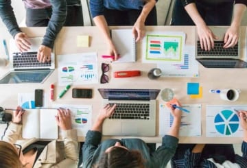 Viagem corporativa em grupo: dicas de economia e produtividade