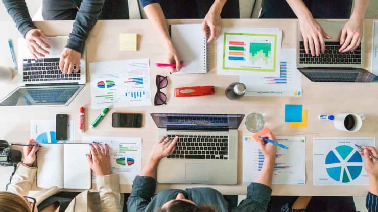 Viagem corporativa em grupo: dicas de economia e produtividade