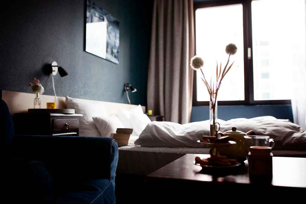 Viagem corporativa em grupo não abuse do frigobar