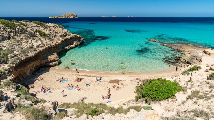 Ibiza: entre festas, praias, natureza preservada e história. Ibiza: entre festas, praias, natureza preservada e história.