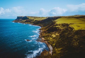 Irlanda do Norte: cidades medievais e paisagens dramáticas 